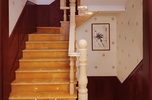德阳中式别墅室内汉白玉石楼梯的定制安装装饰效果