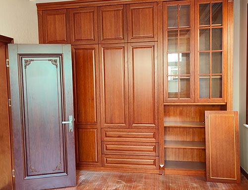 德阳中式家庭装修里定制的实木衣柜效果图